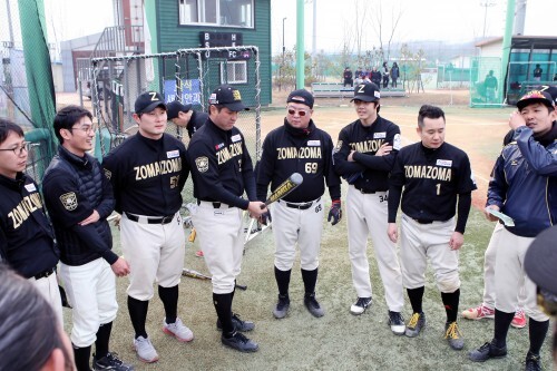 조마조마와 공놀이야가 결승전에 들어가기 전 조마조마 선수들이 덕아웃에 모여 이종박 총무가 불러주는 라인업을 듣고 있다.