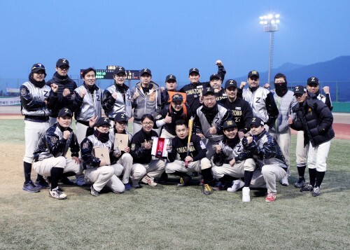 서로를 형제같은 팀이라고 부르는 조마조마와 공놀이야 선수들이 마운드에 모여 축하와 위로를 나눈 후 기념촬영을 하고 있다.