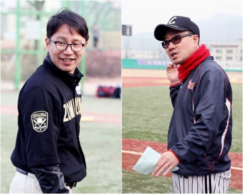 조마조마 심현섭(왼쪽)감독과 공놀이야 김태발 감독. 두 사람은 경기 전 즐기면서 재미있는 경기를 하겠다고 결승 소감을 밝혔다.