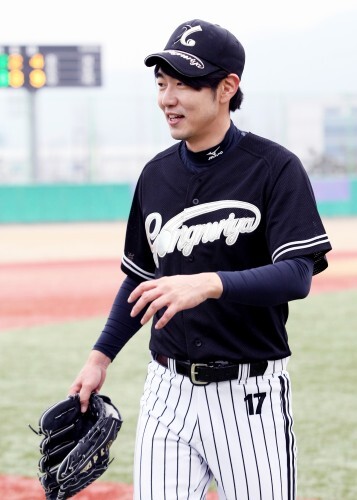 공놀이야의 선발투수로 출전한 이종혁이 조마조마와의 한스타 야구봉사리그 결승 경기에서 투구를 마친 뒤 덕아웃으로 향하고 있다. (조성호 기자)