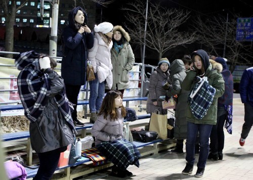 3월8일 의정부 녹양야구장에서 제7회 한스타 연예인 야구대회 시범경기가 열렸다. 공놀이야와 맞붙은 이기스의 경기, 이기스  여성 팬들이 쌀쌀한 날씨에도 불구하여 10여 명이 응원하고 있다. (조성호 기자)