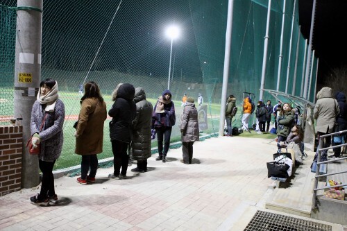 이기스를 응원하는 여성 팬들이 꽃샘 추위에도 불구하고 이기스와 공놀이야의 시범경기를 관전하고 있다.(조성호 기자)