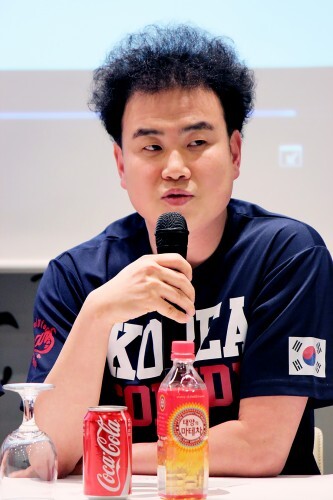 채경선이 기자들의 질문에 답하고 있다. (옹알스)