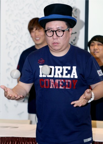 조준우가 기자간담회를 마친 후 덤블링 시범을 선보이고 있다.