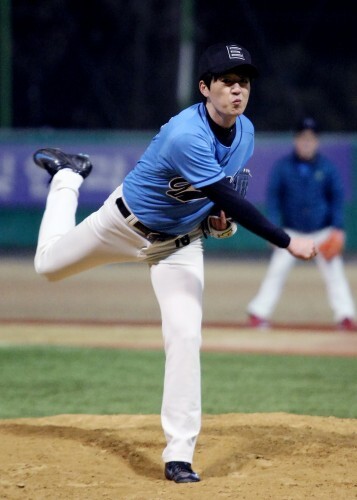 연예기자팀 헤드라이너를 맞은 그레이트 에이스 김승회가 선발투수로 마운드에 올라 힘차게 공을 뿌리고 있다. 김승회는 이날 3이닝 11타수3피안타 3볼넷 1사구 2실점으로 호투했다. 타석에서도 2타수 2안타 4타점으로 팀 승리에 기여했다.