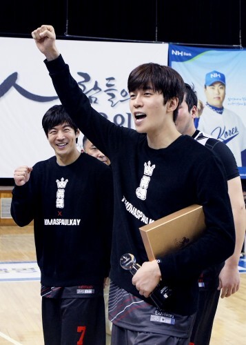 진혼이 한스타 연예인 농구 초대 챔피언에 올랐다. 이날 신성록은 3점슛 3개 포함 22점을 넣어 MVP에 선정됐다. 시상후 신성록이 화이팅을 하자 왼쪽 뒤 이상윤이 함께 외치며 기쁨을 나누고 있다. (조성호 기자)