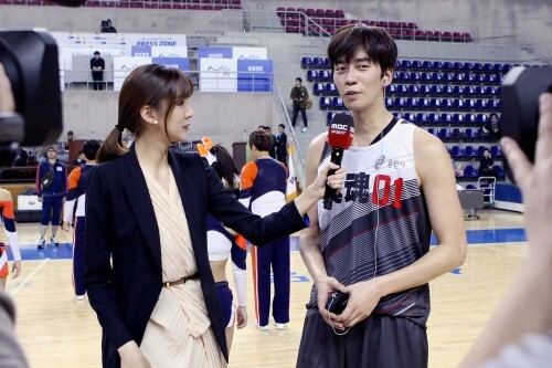 결승전이 끝난 후 최우수선수로 선정된 진혼 신성록이 주관 방송사인 mbc스포츠플러스 이주원 아나운서와 인터뷰를 하고 있다.