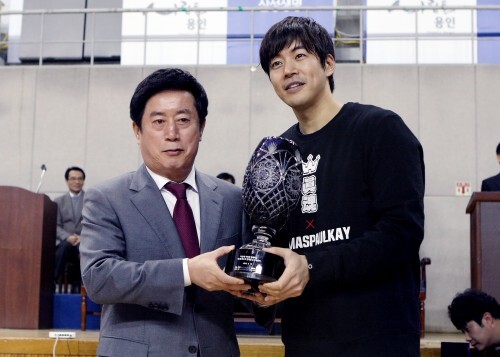 진혼의 주축 선수 이상윤이 예체능을 꺾고 우승 한 후 시상식에서 정찬민 용인시장으로 부터 우승트로피를 받고 기념촬영을 하고 있다.