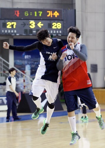 준우승 팀 예체능 소속 김혁과 김태우가 올스타전에서는 연기자 팀과 가수 팀으로 갈라져 맞대결을 펼쳤다. 김태우(오른쪽)가 골밑에서 활약하자 김혁이 샘이난 듯 몸을 부딪치며 장난하고 있다.