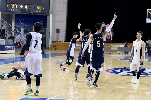 연예인 올스타전에서 가수 팀이 53-51로 연기자 팀을 눌러 승리를 확정짓고 노민혁(5번) 진운(15번) 등이 손을 들고 환호하고 있다. 이상윤(7번) 송준근 등 연기자 팀 선수들은 허탈한 표정이다.