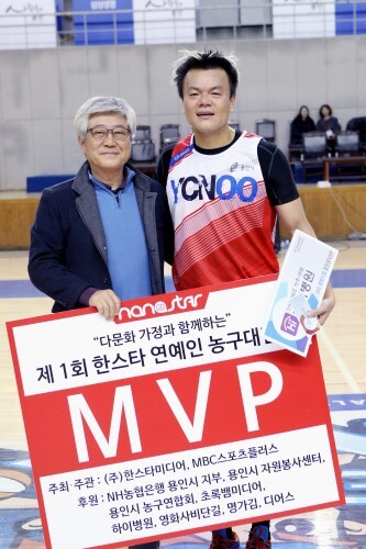 예체능 박진영이 3월5일 우먼 프레스 전에서 MVP로 선정됐다. 옆은 허남진 한스타미디어 회장.(조성호 기자)