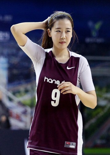 연예인 올스타전 레전드팀 등번호 9번을 받은 우먼 양효진. 경기가 끝난 이후에도 계속 감동이 남아있다고 밝혔다.