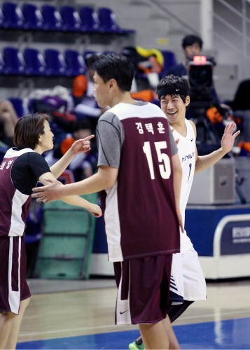 연예인팀 이상윤이 레전드팀과의 경기에서 파울을 한 후 상대팀 파울이라며 잡아떼자 레전드팀 까칠이 김희영의 악착같은 항의에 실실 웃으며 슬그머니 자리를 피하고 있다.