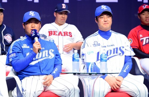 23일 오후 서울 서대문구 이화여대 ECC삼성홀에서 열린 타이어O뱅크 KBO 2015리그 미디어데이&팬페스트 행사에서 삼성 라이온즈 안지만(오른쪽), 박석민 선수가 인사말을 하고 있다. (뉴스1)