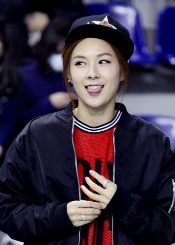 25일 진혼과 예체능의 6라운드 경기에 시구자로 나선 채연이 혀를 빼꼼 내밀며 귀여움을 발산하고 있다. (조성호 기자)