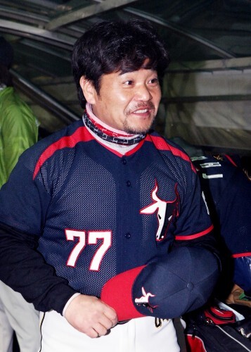 배우 임대호가 외인구단 유니폼을 입고 야구장에 나타났다. 스마일과의 시범경기에서 선발 이재수의 뒤를 이어 2회부터 마운드에 올랐다. 임대호의 공은 묵직하고 빨라 앞으로 기대감을 높였다.