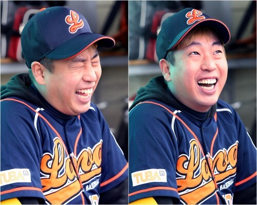 덕아웃에서 동료들과 대화를 나누며 유쾌하게 웃고 있는 정진욱. (조성호 기자)