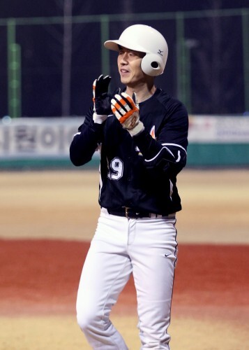 개콘의 쌍둥이 동생 이상민이 허리 디스크에도 불구하고 형 이상호에 이어 올 시즌 처음 야구장에 모습을 드러냈다. 감사원과의 경기에서 이상민은 3타수 1안타 1타점 1득점으로 팀 승리에 기여했다. (조성호 기자)