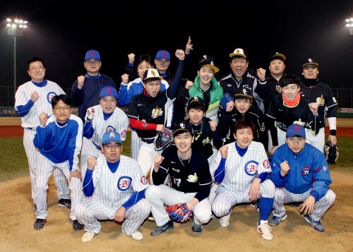 한스타 야봉리그 2라운드서 만난 감사원과 개콘. 12-10으로 개콘이 이긴 후 두 팀선수들이 마운드에 모여 화이팅을 외치고 있다. 앞줄 왼쪽 두 번째가 쌍둥이 형 이상호. 맨 뒷줄 오른족 네 번째인 동생 이상민의 모습이 보인다.