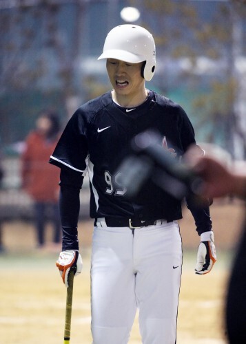 감사원과의 경기에서 3번타자로 출전한 개콘 쌍둥이 동생 이상민이 2회 말 삼진을 당하자 낮은 공이었다며 억울하다는 듯한 표정을 짓고 있다.