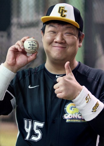 '2015. 3. 21. 첫 홈런 야구봉사리그' 라고 자신이 친 홈런볼에 기념문구를 쓴 유민상이 엄지를 치켜들고 애교웃음을 짓고 있다.