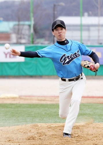 정통파 투수였던 그레이트 김승회는 올 시즌 사이드암투수로 변신했다. 4일 감사원전 6이닝 완투승을 거둔 김승회는 이날 32타석 25타수 7피안타 6볼넷 1사구 5삼진으로 철완을 과시했다.