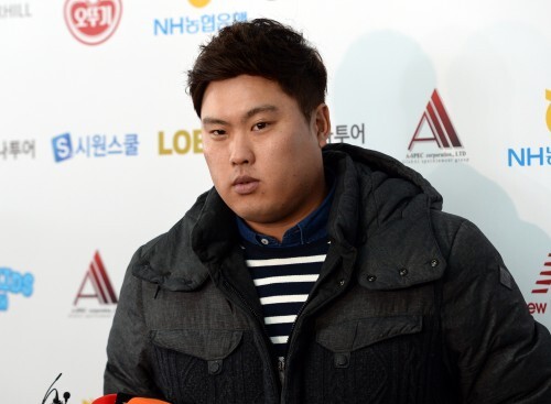 류현진(28, LA 다저스)이 15일 부상자 명단에 올랐다. 사진은 2015시즌을 준비하기 위해  지난 1월10일 오후 인천공항에서 미국으로 출국하며 기자들의 질의에 답하고 있는 류현진.(뉴스1)