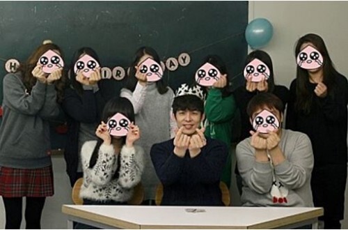 훈남배우 김사권이 최근 생일축하 겸 팬미팅을 가져 우정과 사랑을 나눴다. 김사권은 방송 출연 등 바쁜 일정을 소화하면서도 연예인 농구팀 '아띠'에 참가해 슈터로 활약하고 있다. (가족엑터스)