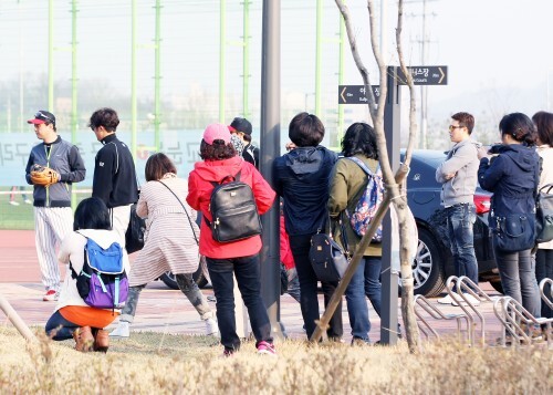 감사원과의 경기를 위해 재미삼아 안재욱이 야구장에 나타나자 한국과 일본 여성팬이 뒤를 따르며 카메라 셔터를 누르고 있다. 등을 보이며 걸어가는 안재욱(왼쪽 두 번째)을 좇고 있는 팬들.