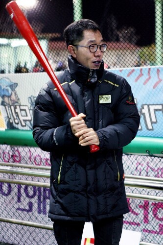 올해 폴라베어스 새 감독이 된 방송인 김제동.(조성호 기자)