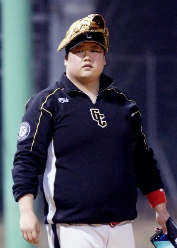 글러브를 머리에 쓰고 있는 김태원.