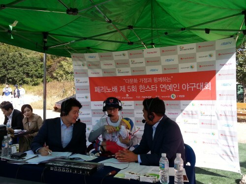 개그맨 이휘재가 연예인 농구단 '마음이'에 합류한다. 사진은 2013년 양주 장흥구장서 열린  한스타 연예인 야구대회에 이휘재가  쌍둥이와 함께 방문, 중계석에 앉았다. 오른쪽은 전 두산투수 이경필.