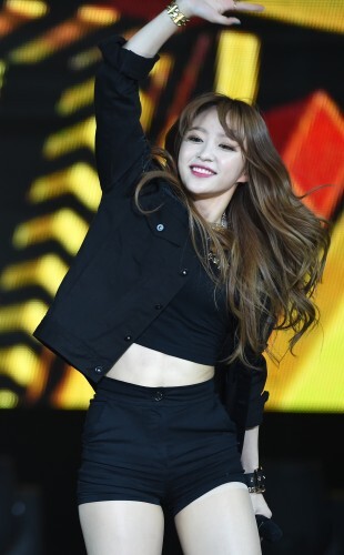EXID 하니가 21일 오후 서울 상암동 SBS프리즘타워에서 생방송으로 열린 MTV의 ‘더 쇼 시즌4’(이하 더 쇼)에서 1위를 차지한 뒤 앙코르 공연을 펼치고 있다.(뉴스1)