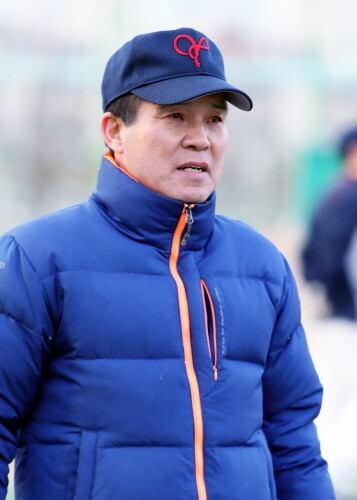 연금이 김청태 감독이 개콘을 누르고 2승을 올린 투수 엄재국에 대해 수준급 연예인 선수들도 치기 어려운 공을 가지고 있다며 엄재국을 치켜세웠다. 
