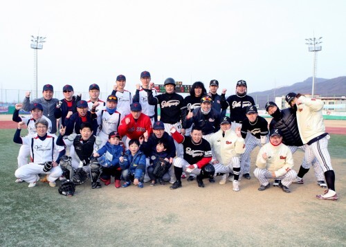 연금이는 야봉리그 첫 승을 개막일인 3월 14일 공놀이야와의 경기서 올렸다. 연금이는 예상을 깨고 11-9로 공놀이야를 잡았다. 두 팀 선수들의 기념촬영 모습.
