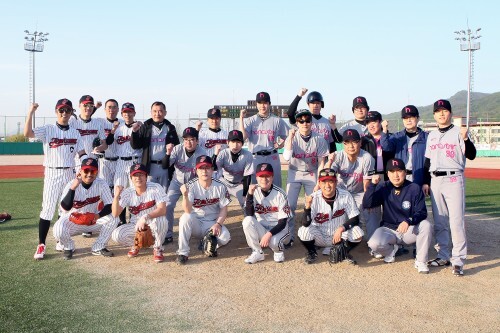 25일 오후 4시 양주 백석야구장에서 열린 한스타 야구봉사리그 재미삼아와 한스타의 경기가 끝난 후 양 팀 선수들이 기념촬영을 하고 있다. (조성호 기자)