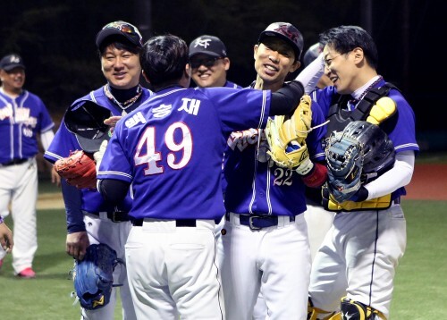27일 오후 7시 '다문화 가정과 함께하는' 제 7회 한스타 연예인 야구대회 에서 천하무적이 조마조마와의 개막전에서 승리한 후 기쁨을 나누고 있다. (조성호 기자)