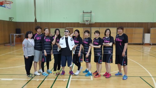 마음이와의 연습경기 후 마치 마피아 보스같은 포즈로 우먼프레스 선수들과 기념촬영을 하는 양동근.