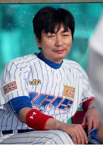 올 해 잘 나가는 야구하는 배우 이철민. 그는 지난 주 한스타 야구 봉사리그에서 생애 첫 홈런을 그랜드슬램으로 장식했다. 연예활동도 SBS '자기야-백년손님'에 반고정으로 나오고 있으며 최근 2편의 영화를 짝고 있고 JTBC 새 드라마에도 출연을 하게 됐다고 전했다. (조성호 기자)