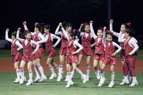 27일 조마조마와 천하무적의 개막 경기에 이어 진행된 폴라베어스와 이기스의 경기에서 멋진 치어리딩을 선보이고 있는 '엔젤 킹'.