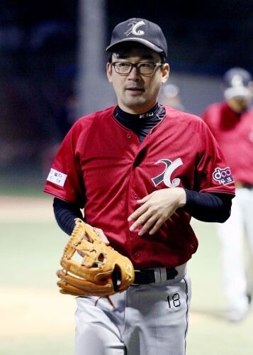 '미생 정과장' 정희태가 3이닝 5삼진 1실점의 깔끔한 투구로 경기 MVP에 선정됐다(조성호 기자)
