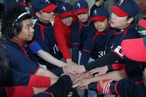 외인구단 선수들이 공놀이야와의 경기 시작 전 승리를 다짐하는 화이팅을 하고 있다. 그러나 외인구단은 타선의 집중력 부족으로 3-13으로 패했다.   