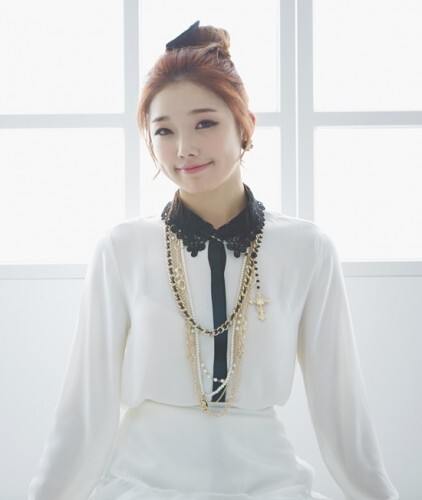 예쁘고 귀여운 외모에 깝찍 발랄한 이미지를 가진 트로트가수 유풀잎. 데뷔곡 '봐주세요'를 앞세워 다양한 무대에서 활동하는 유풀잎은 트로트계의 샛별로 떠올랐다. (우스엔터)