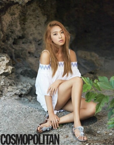 최근 오키나와에서 촬영된 씨스타 보라의 화보. 과도하지 않은 노출에도 볼륨감 넘치는 몸매와 순수한 섹시함이 묻어나 더욱 요염하게 보인다. (코스모폴리탄)