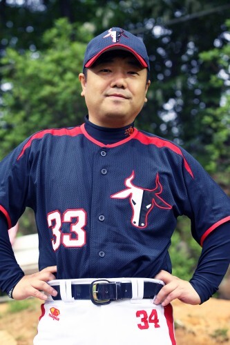 외인구단 김성규는 팀의 조달(?)업무를 맡고 있다. 그는 18일 천하무적과의 경기에 앞서 선수들의 휴대전화 케이스를 바꿔주기 위해 전화 기종을 조사했다. 그는 폰 케이스를 제작하는 지인으로 부터 조달했다고 밝혔다. (조성호 기자)