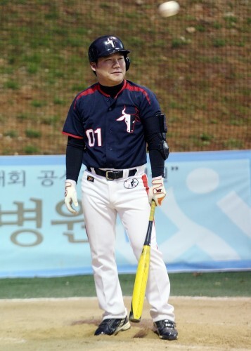 18일 고양 훼릭스(Felix)야구장에서 열린 제 7회 한스타 연예인 야구대회  외인구단과 천하무적의 경기에서 타석에 들어선 김현철이 스트라이크 판정을 받은 뒤 멋쩍은 웃음을 보이고 있다. (조성호 기자)