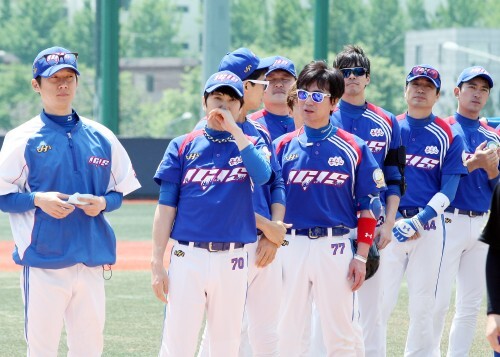지난 4일 신월야구장에서 어린이날 행사로 진행된 조마조마와의 친선 경기에 참석한 이기스 연예인 야구단. (조성호 기자)