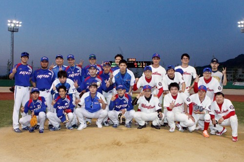 이기스와 연예기자가 23일 양주 백석야구장에서 열린 한스타 야구봉사리그 경기를 마치고 기념촬영을 하고 있다. 이날 경기는 이기스가 14-4로 크게 이겼다. (조성호 기자)