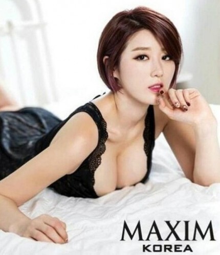 가수 나비는 과거 남성 잡지 맥심 화보 촬영과 함께 한 인터뷰에서 자신의 가슴은 자연산이라고 한 발언이 새삼 화제가 되고 있다. (맥심)