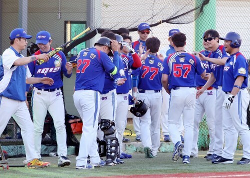23일 양주 백석야구장에서 열린 한스타 야구봉사리그 이기스와 연예기자의 경기에서 이기스 팀원들이 득점한 후 덕아웃으로 향하는 동료들을 반기고 있다. (조성호 기자)